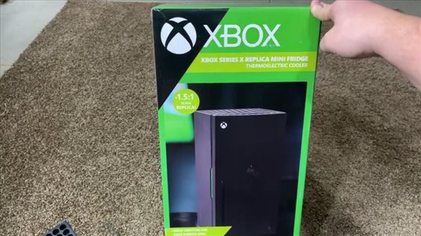 微软Xbox Mini冰箱开箱 放大版XSX，还可为手柄供电